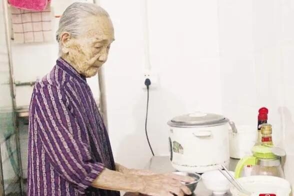 Cụ bà 110 tuổi nhưng vẫn minh mẫn, tự đi chợ và nấu ăn như thường: Bí quyết từ 4 việc miễn phí giúp tế bào luôn trẻ như đôi mươi - Ảnh 3.